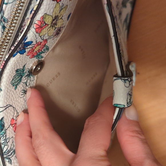 Guess purse - Picture 2 of 4